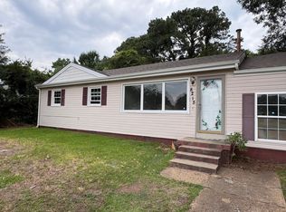 8215 Baywood Dr, Norfolk, VA 23518