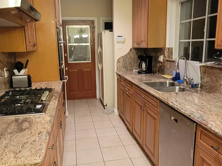 2452 Colby Ave — Photo 5