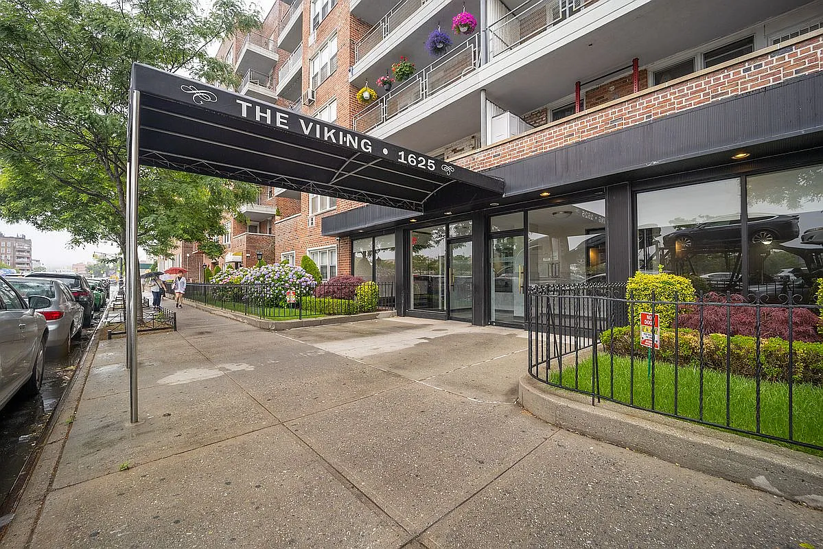 1625 Emmons Ave APT 5D photo 1