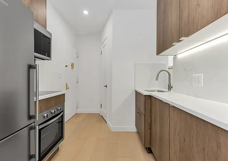 246 E 53rd St #2D — Photo 4