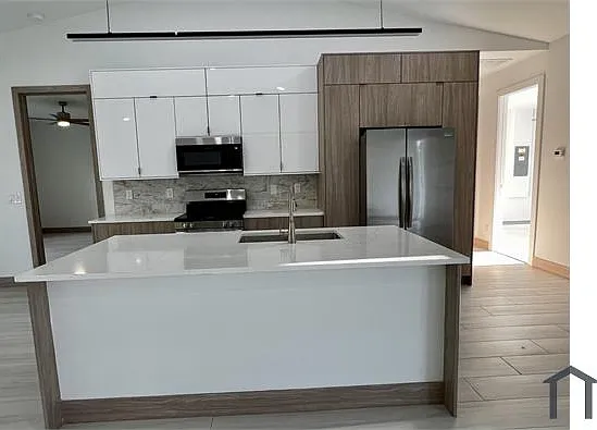 4 bed, 2400 sqft, $2,650 — Photo 4