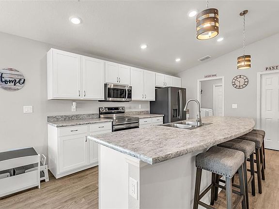 4th image of 909 Inverness Way