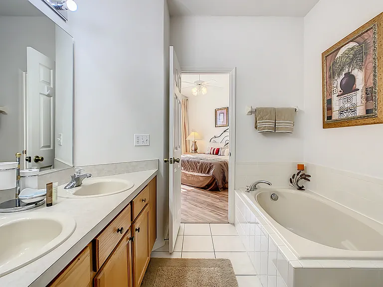 16724 Rolling Green Dr — Photo 49