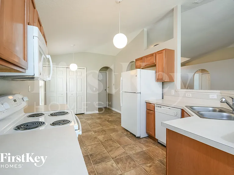 926 Killarney Ln — Photo 5