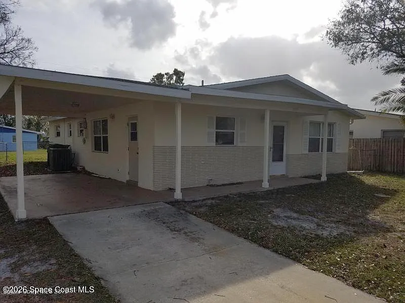 3 bed, 2.0 bath, 1408 sqft, $1,900 — Photo 1
