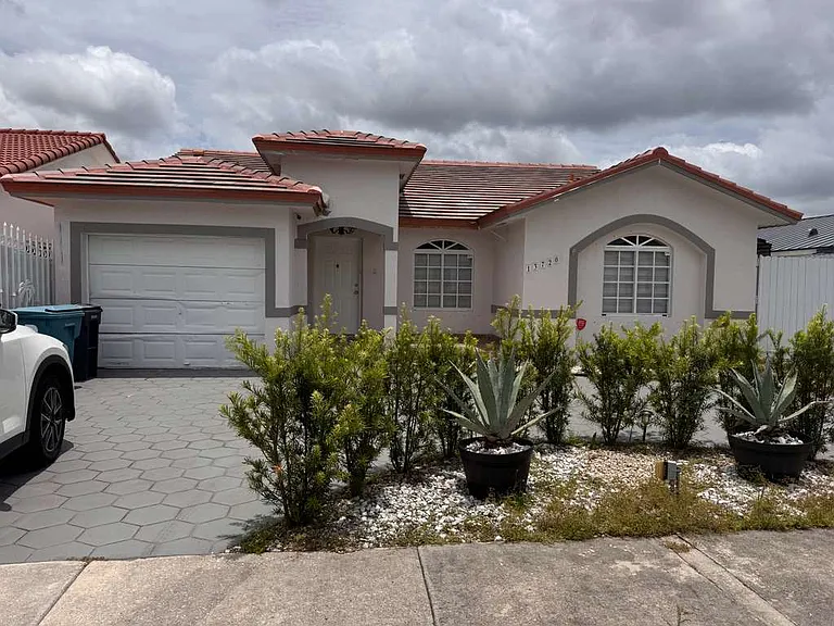 Front Entrance/Driveway
