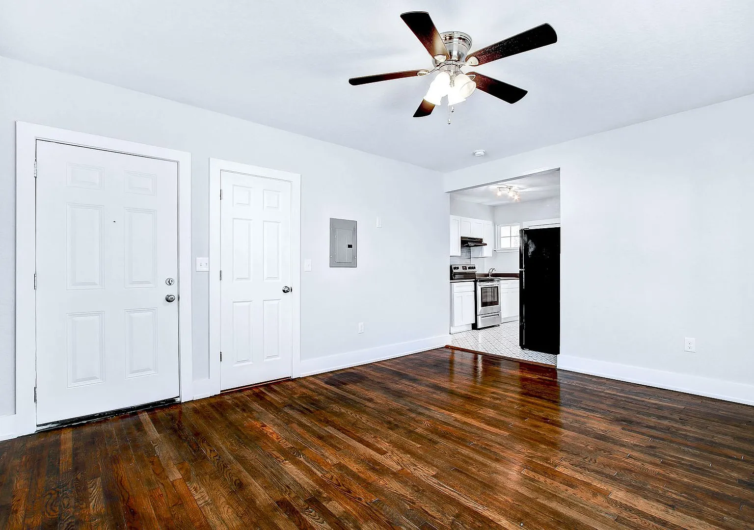 1020 W French Place — Photo 1
