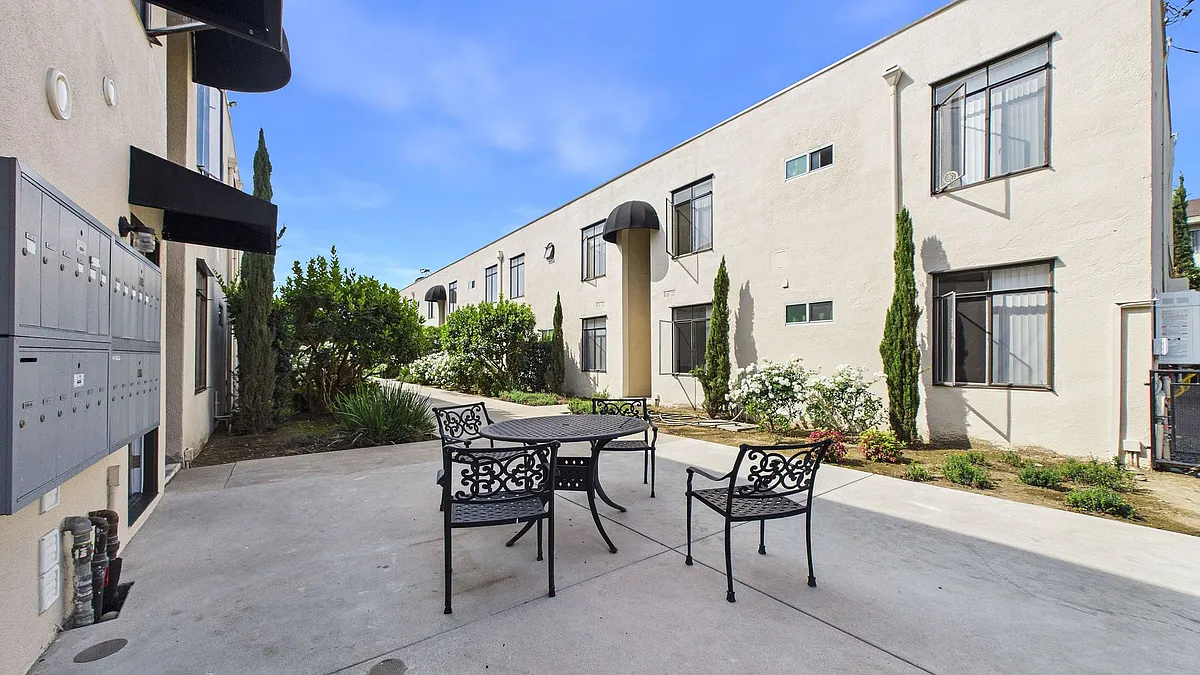 Building Photo - 427-433 W Duarte Rd