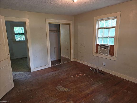 4th image of 3713 Country Club Rd