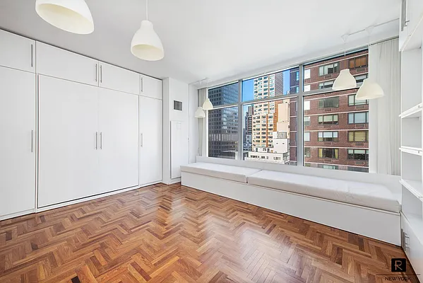 Sold by R New York | media 7
