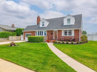 218 Washington Ave, Island Park, NY 11558