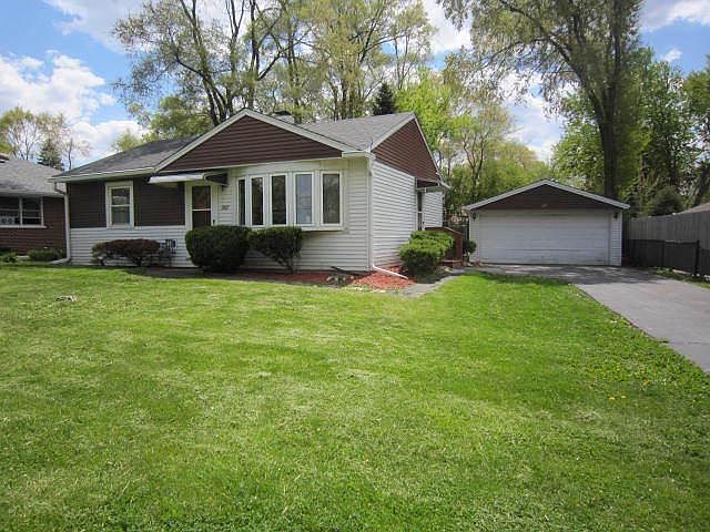 1st image of 207 Oakwood Dr