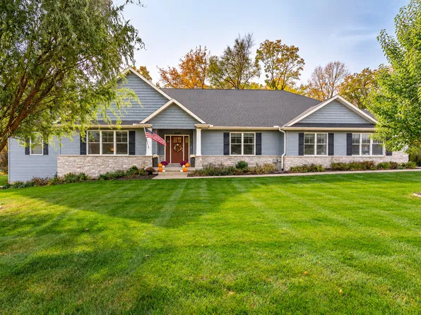 2302 Deer Ridge Cir, Le Claire, IA 52753