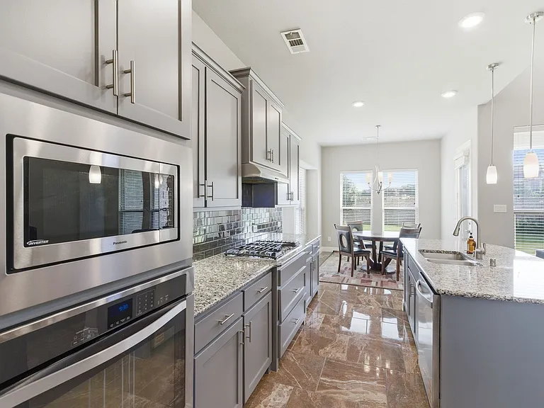 7452 Reverchon Dr — Photo 12