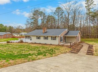 1504 Edgewood Dr, Yadkinville, NC 27055