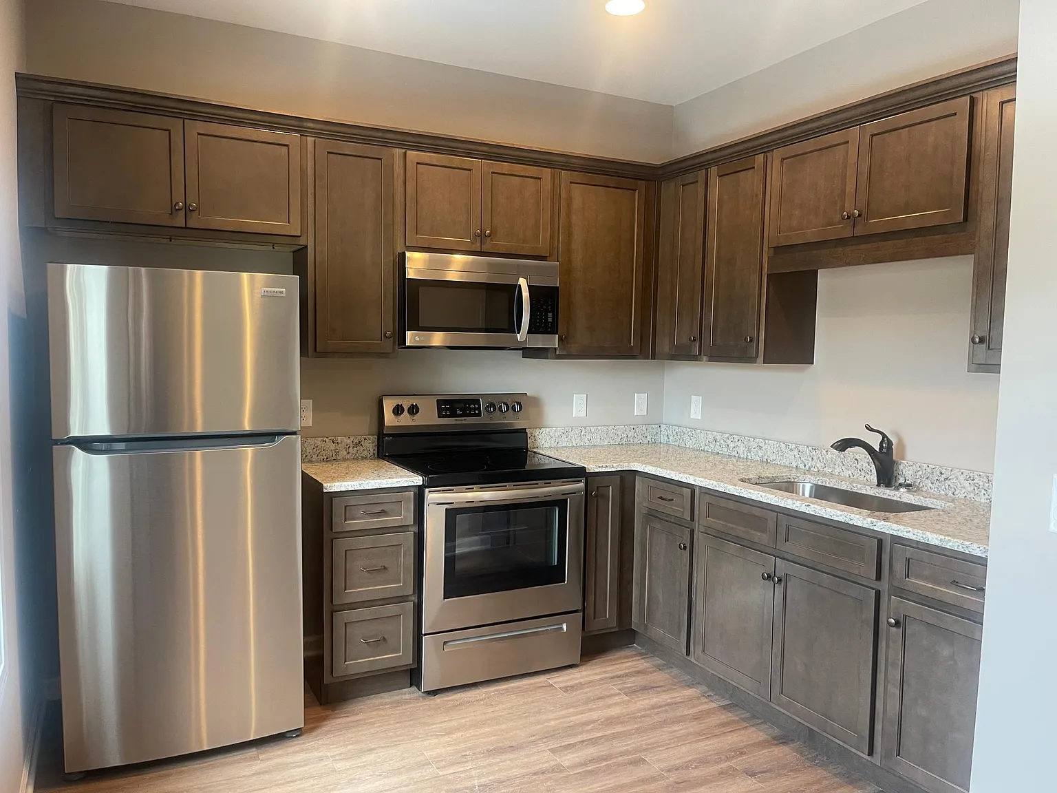 2 bed, 740 sqft, $1,400 — Photo 2