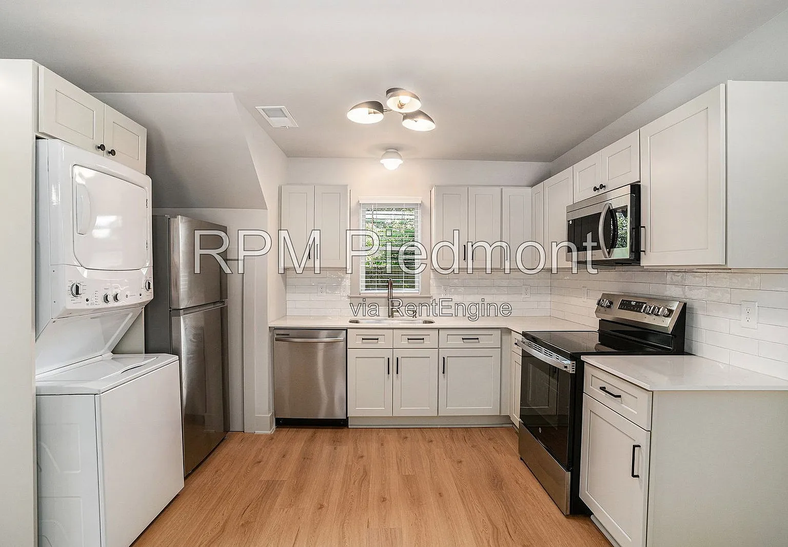 2 bed, 2.5 bath, 749 sqft, $1,800 — Photo 3