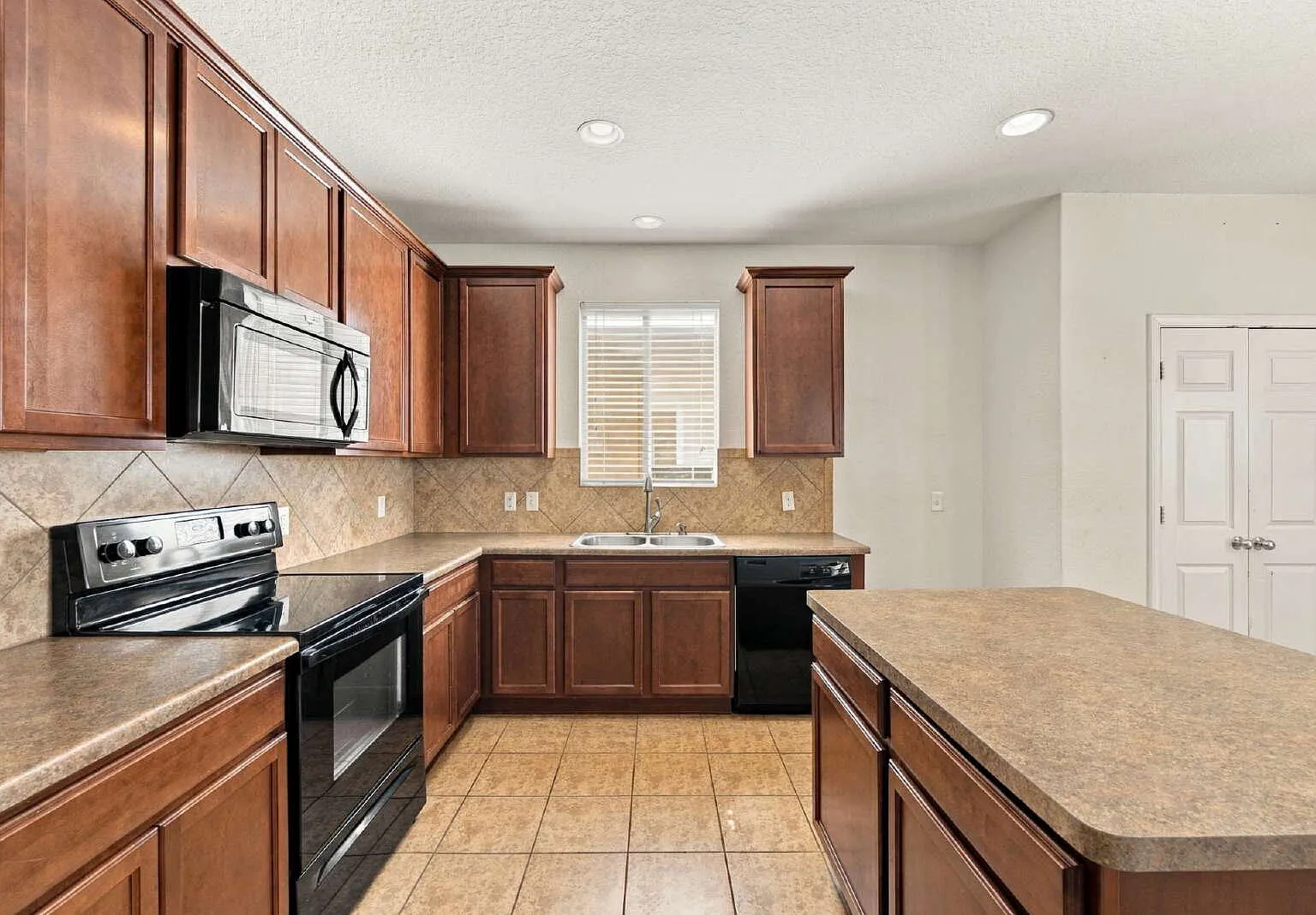 3 bed, 2.5 bath, 2307 sqft, $1,850 — Photo 2