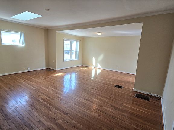 4th image of 205 E Market St