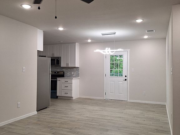 5th image of 3010 Division St