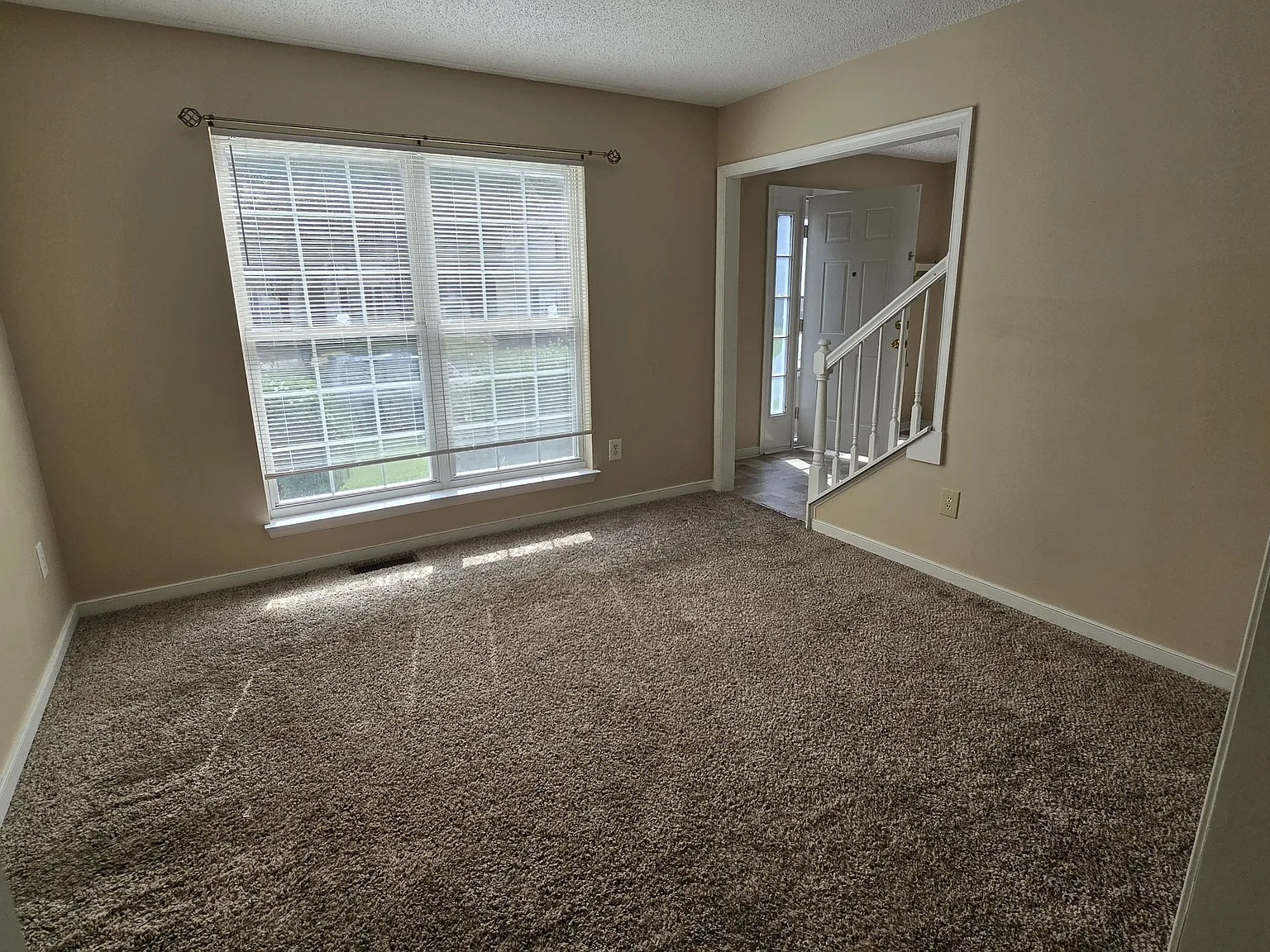 5 bed, 2.5 bath, 2454 sqft, $2,500 — Photo 4