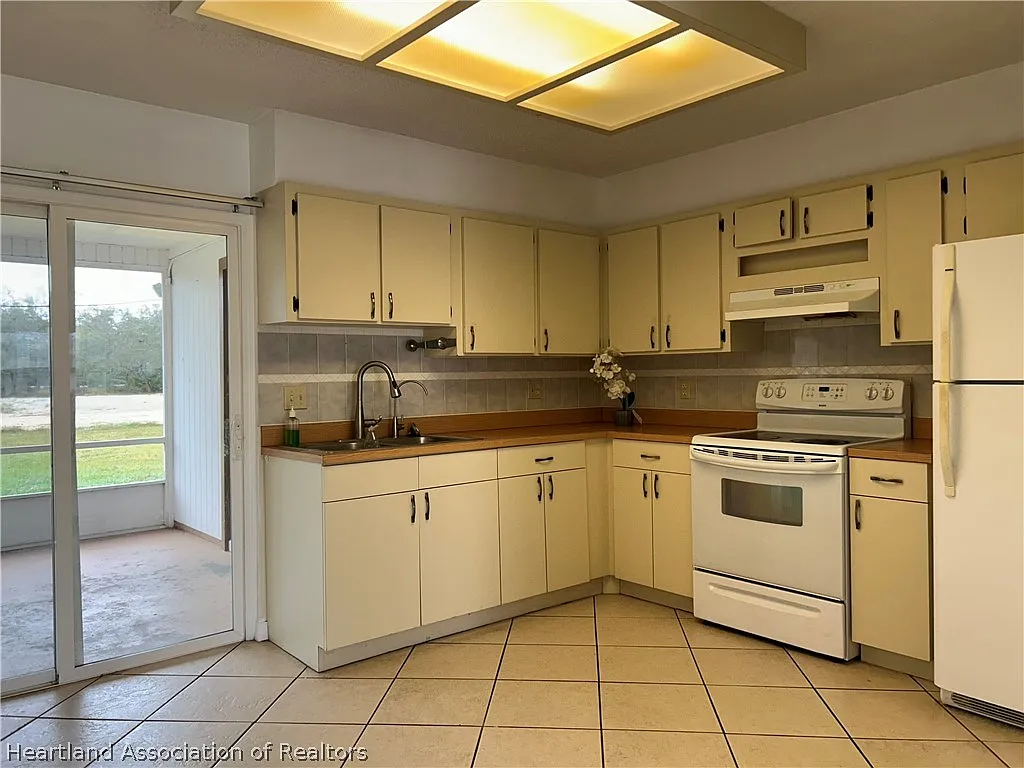 2 bed, 1.0 bath, 1560 sqft, $1,100 — Photo 3