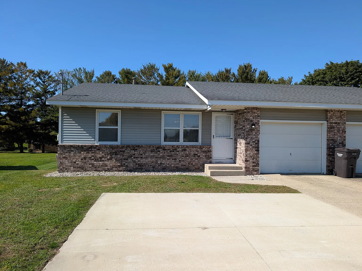 3 bed, 1800 sqft, $1,950 — Photo 2