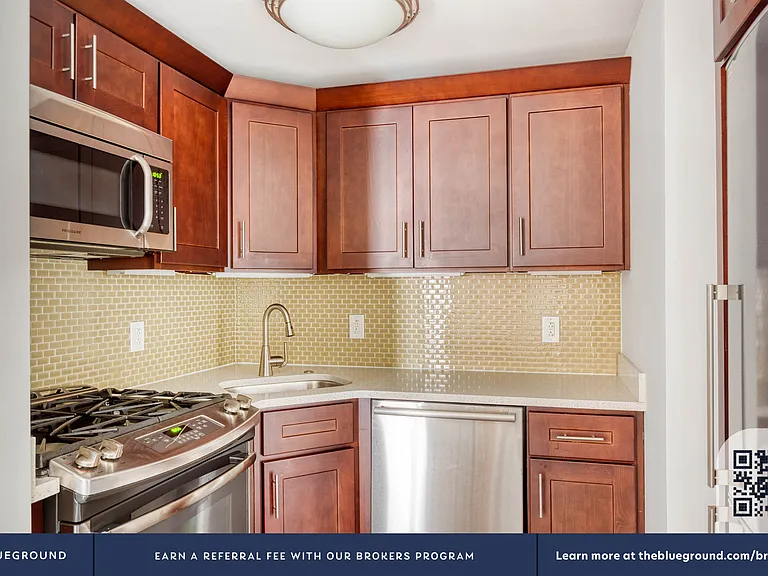 354 E 91st St #1104 — Photo 9