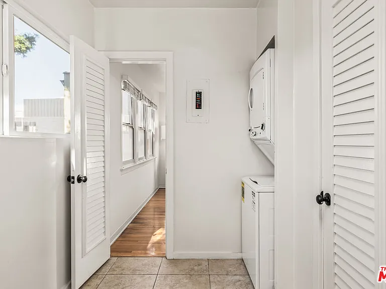 329 S Reeves Dr — Photo 26