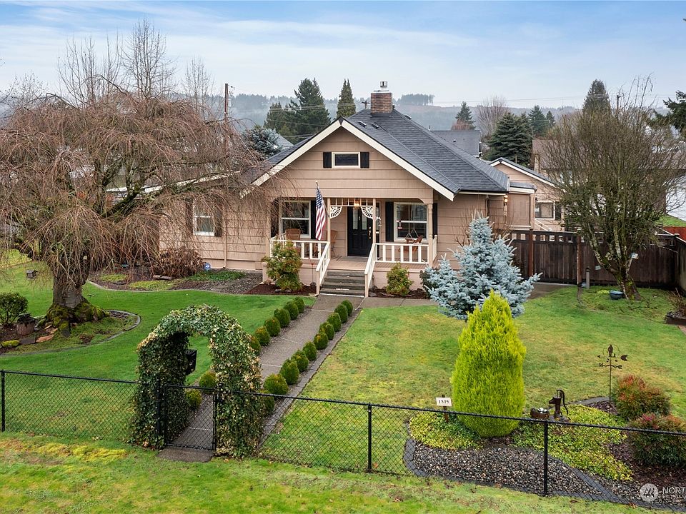 Welcome to the perfect starter or downsizer craftsman rambler that has been beautifully updated & maintained and is move in ready for you! Enjoy great walkability to all the fantastic restaurants & shops that Sumner has to offer! Need easy access to freeways & the Sounder Station, we've got that too!>