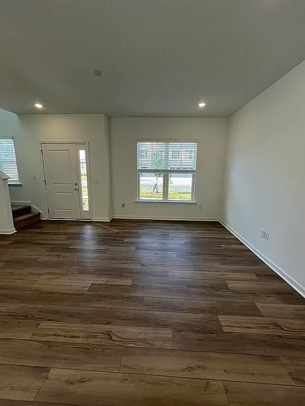 3 bed, 2.5 bath, 1487 sqft, $1,960 — Photo 4