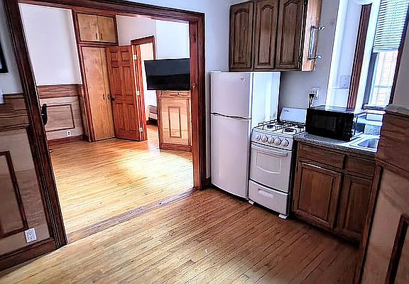 4th image of 424 E 13th St APT 19