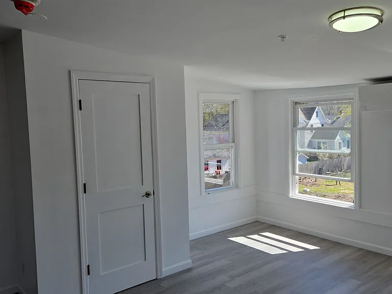 916 Wolcott Ave #6 — Photo 4
