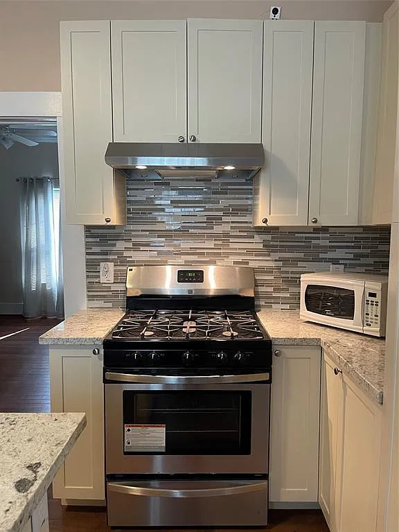 2 bed, 1.0 bath, 952 sqft, $1,600 — Photo 1
