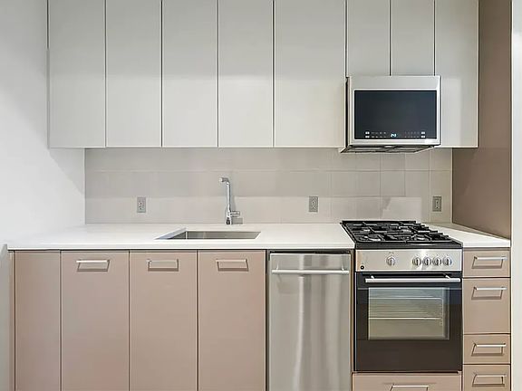 5th image of 92-27 160th St #900