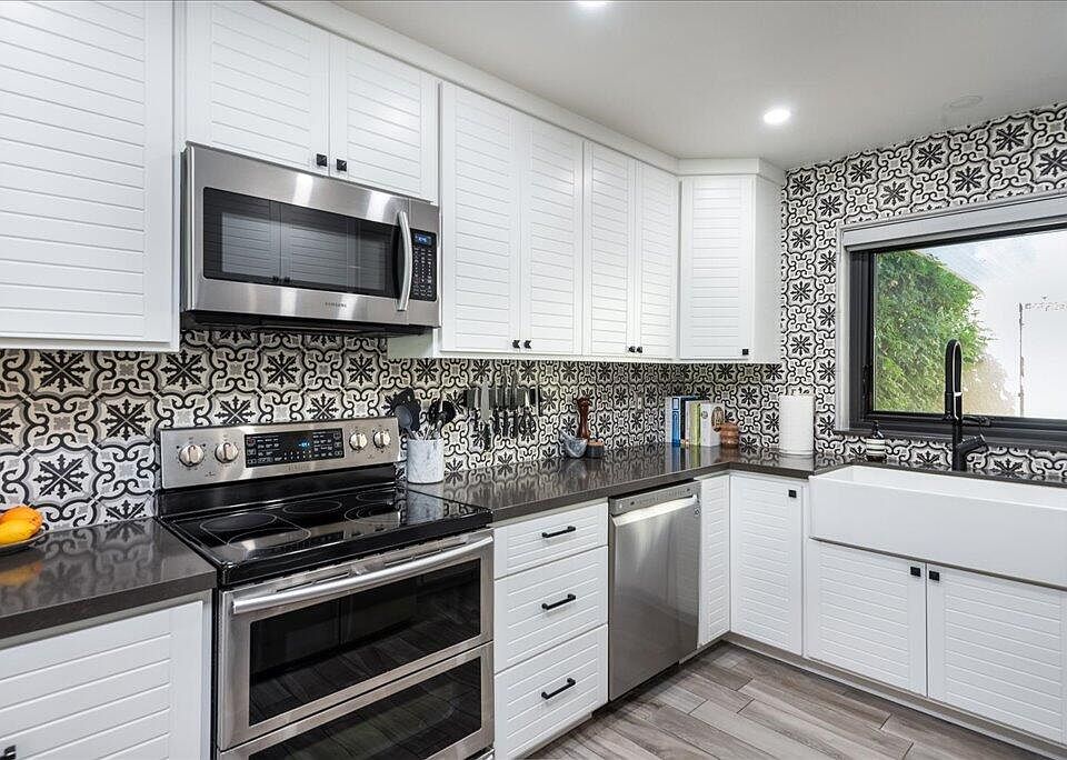 1st image of 502 Flower Hill Ln
