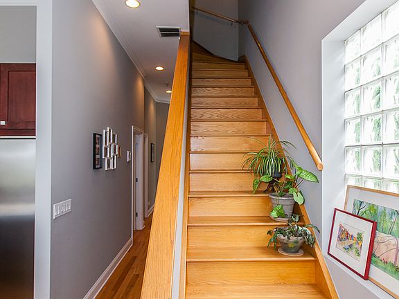 5th image of 2442 W Walton St #3