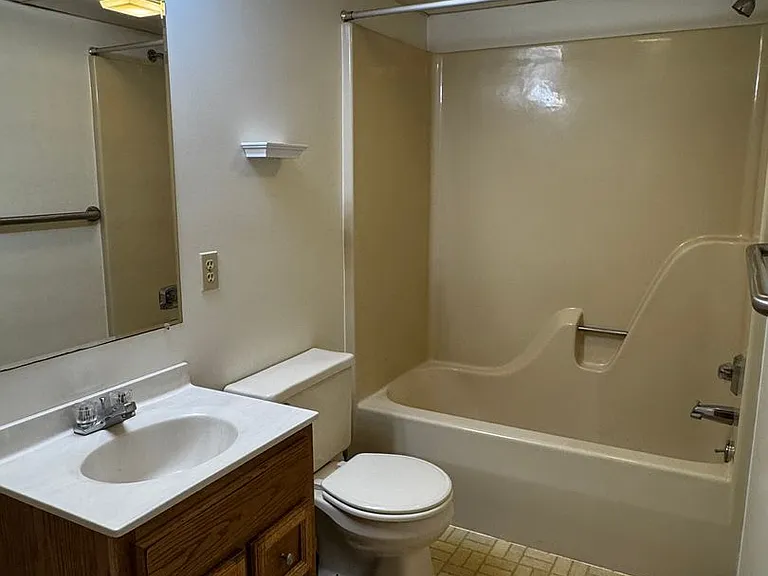 127 E Adams St #B7 — Photo 18