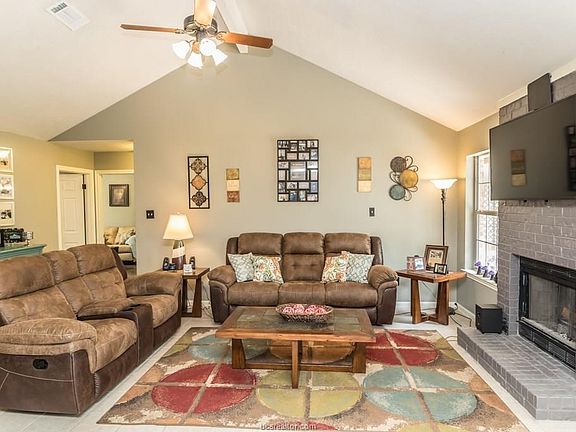 4th image of 3409 Oak Hollow Dr