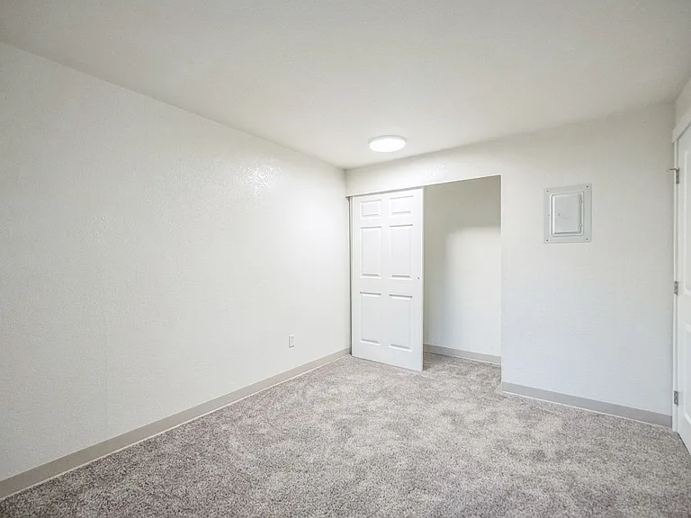 Spacious 2 Bedroom - Excellent Location! — Photo 21