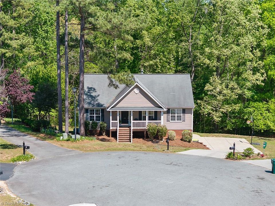 1st image of 441 Carriage Ln
