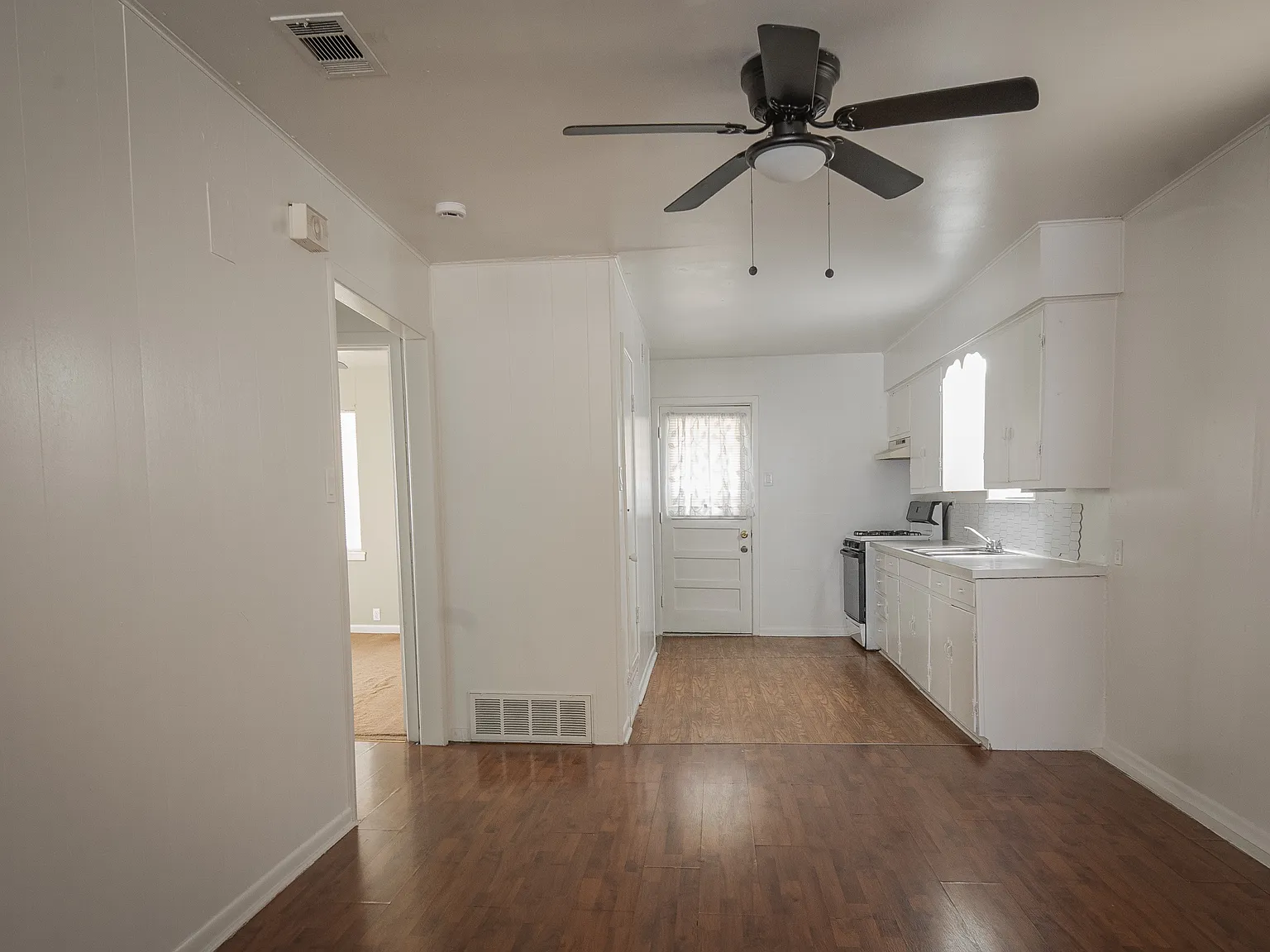 2 bed, 929 sqft, $1,200 — Photo 3