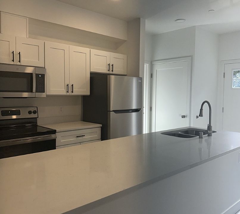 1st image of 619 E Myrtle St #201