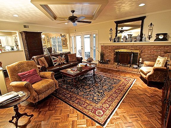 3rd image of 5529 Lindenshire Ln
