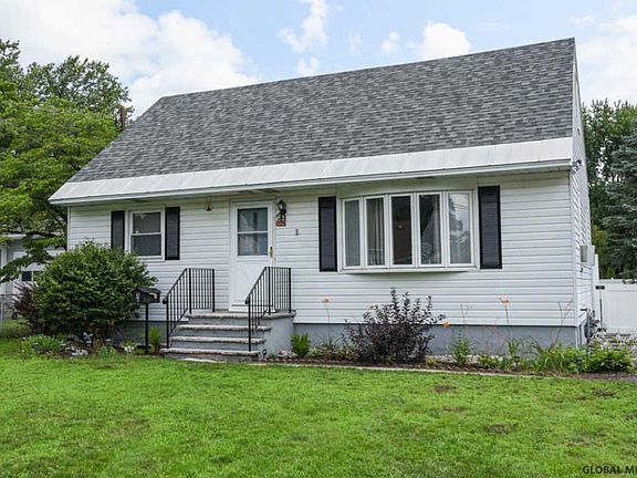 3rd image of 8 Carol Ann Dr