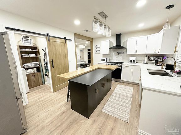 3rd image of 2100 N Spring St