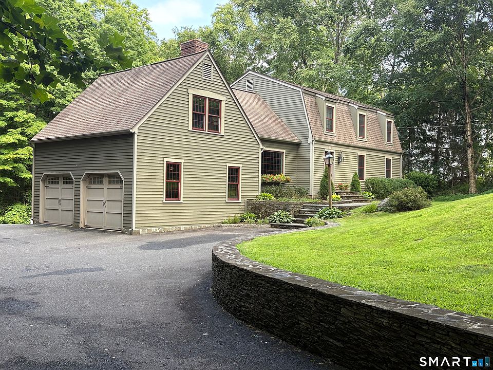 2nd image of 121 Carriage Drive