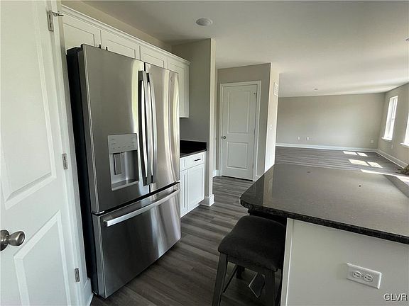 4th image of 9 Mooreland Ln