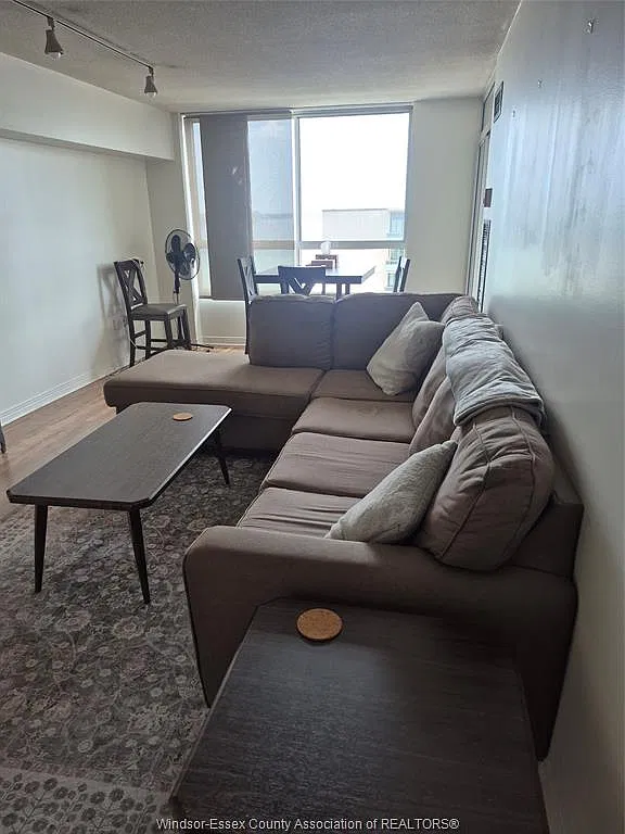 75 Riverside Dr E — Photo 2