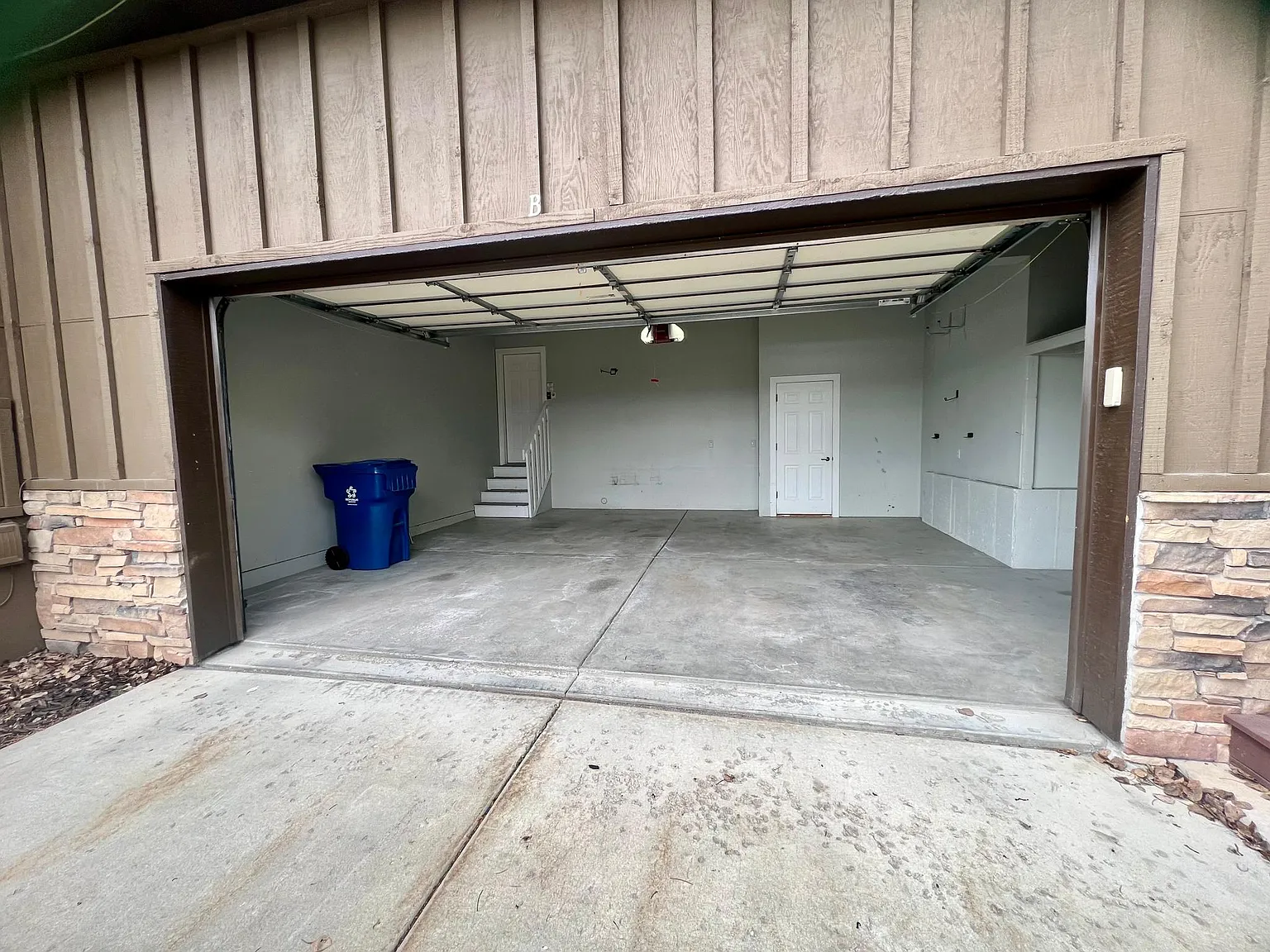 3 bed, 2000 sqft, $4,400 — Photo 2
